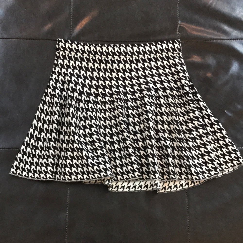 Hypnotic Black and White skirt by Candie’s size M!